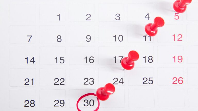 Kalender mit roten Markierungen auf mehreren Tagen