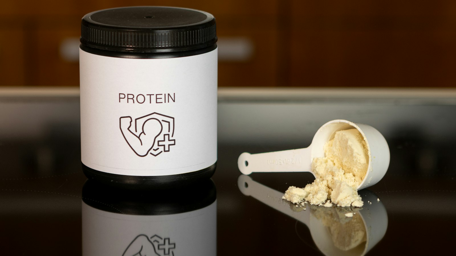 Dose Proteinpulver mit Messlöffel